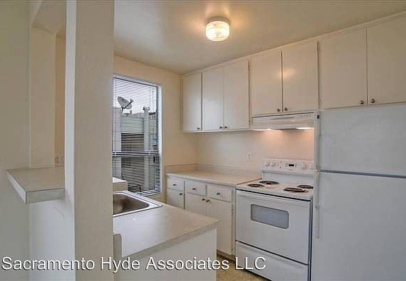 4th image of 1490 Sacramento St APT 4C