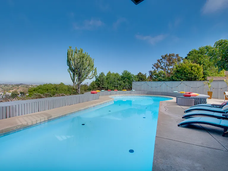 8143 La Jolla Scenic Dr N — Photo 2