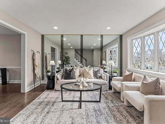 3rd image of 1324 Crofton Rd