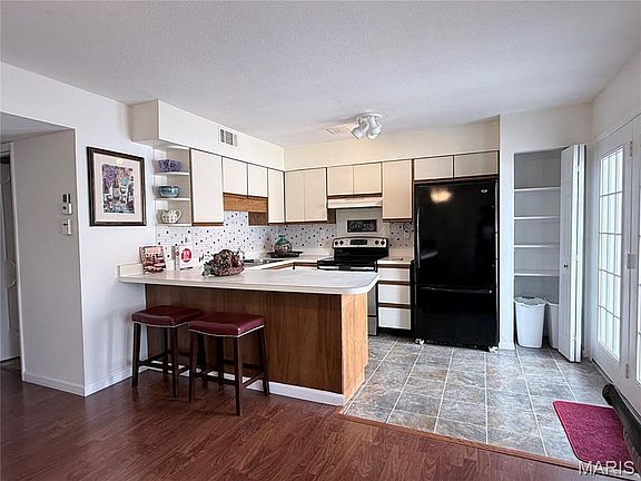 3rd image of 840 Dumont Pl