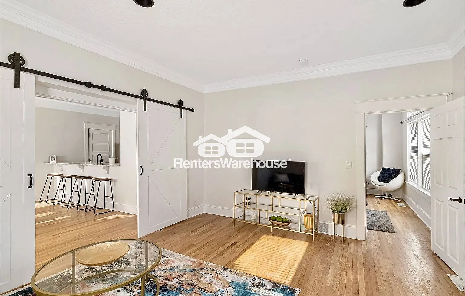 Two Bedroom Duplex- Furnished. — Photo 2