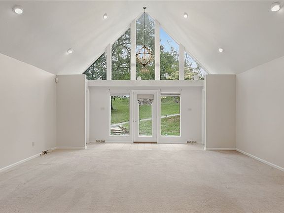 5th image of 4819 Country Ln