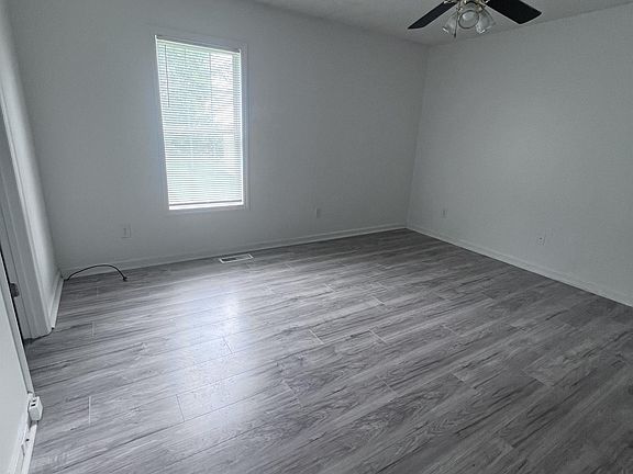 2nd image of 4 Hawthorne Ln