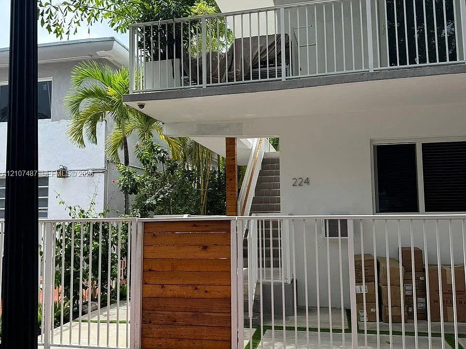 Liberty House Condominium — Photo 3