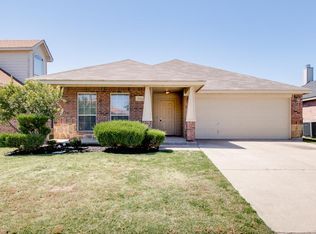 3132 Royal Crest Dr, Fort Worth, TX 76140