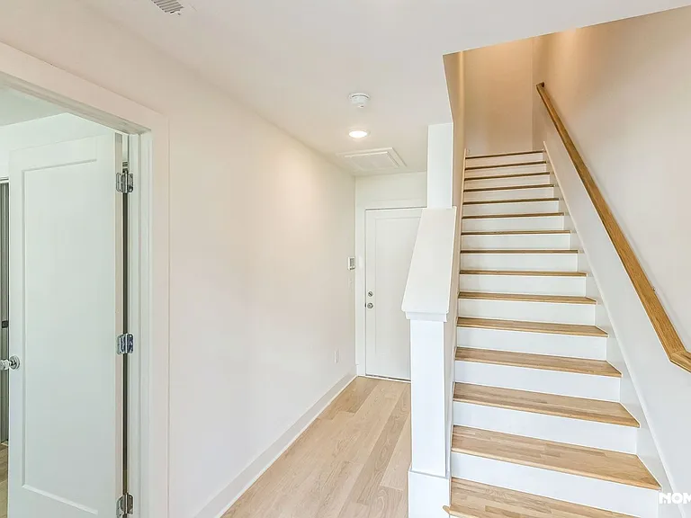 550 Markham St #10 — Photo 5