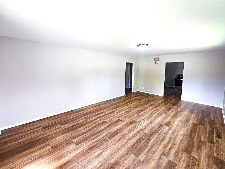 2600 W Jefferson St — Photo 4