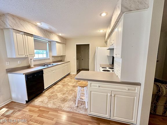 5th image of 95 Hillwood Dr