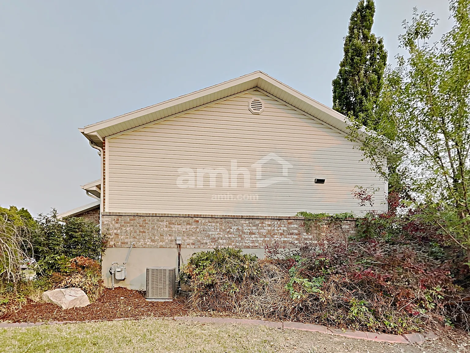 4 bed, 3.0 bath, 2050 sqft, $2,550 — Photo 2