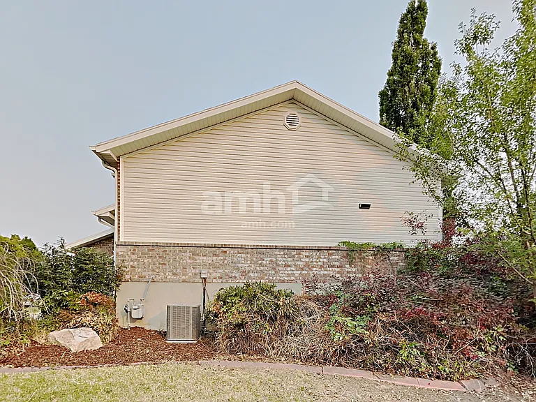 1452 S Stoker Ln — Photo 2