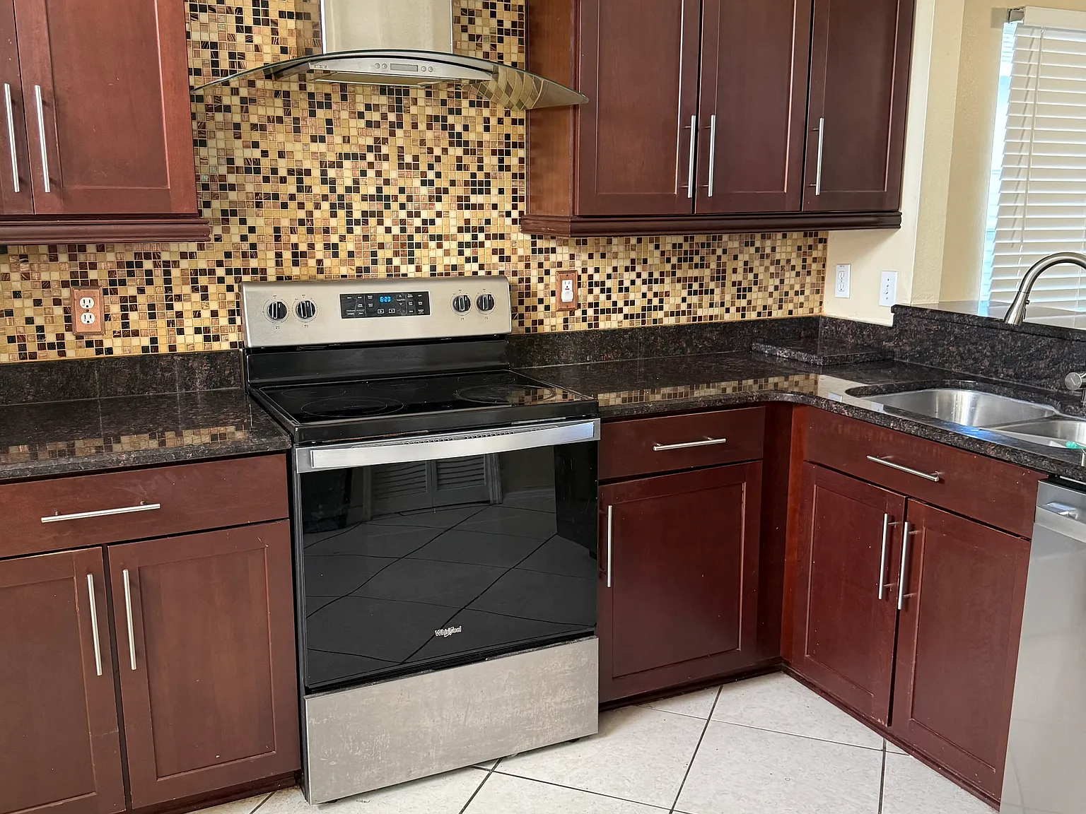 3 bed, 1350 sqft, $2,300 — Photo 4