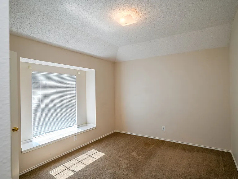 2100 Newport Dr — Photo 35