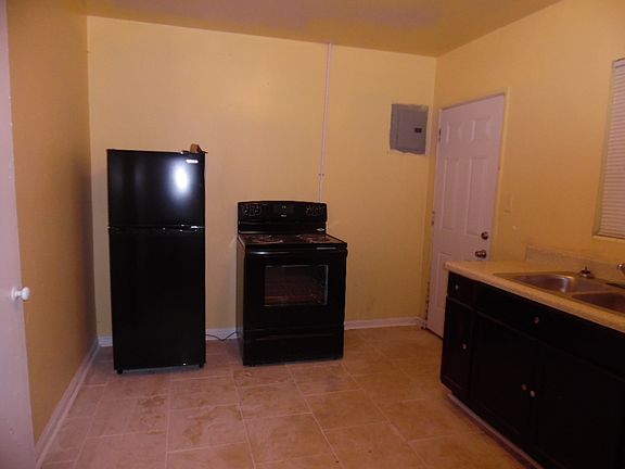 901 Rosedale Kitchen - new stove and refrigerator