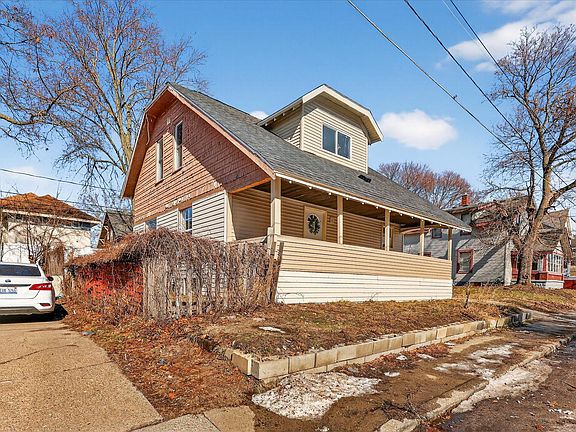 3rd image of 631 Watkins St SE