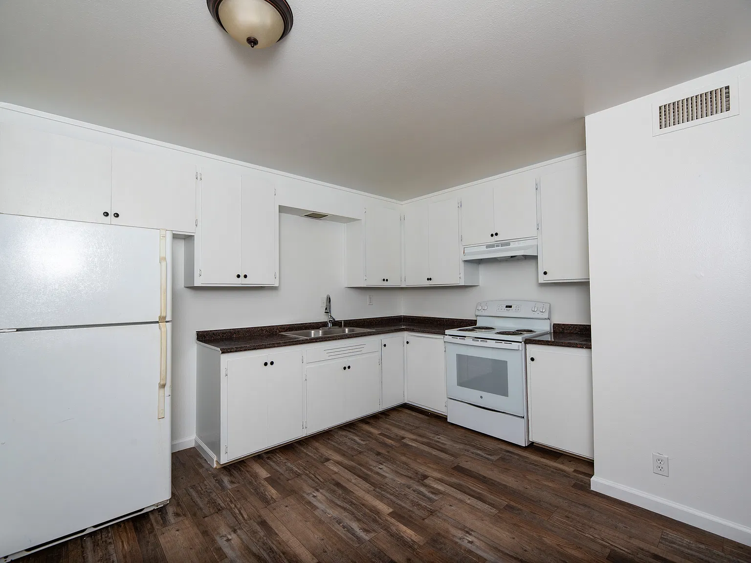 2 bed, 800 sqft, $1,995 — Photo 1