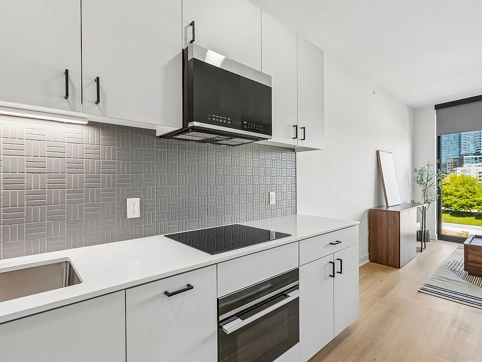 1st image of 1100-10 W Grand Ave #702