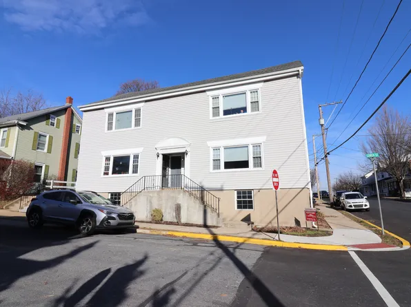 61 E Center St, Lititz, PA 17543