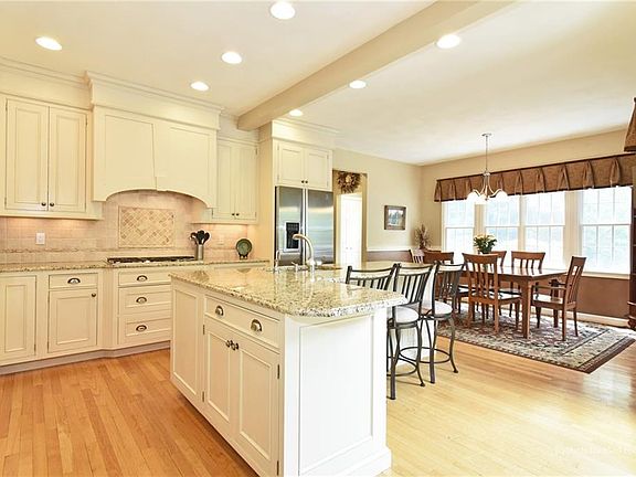 3rd image of 129 Woodridge Dr