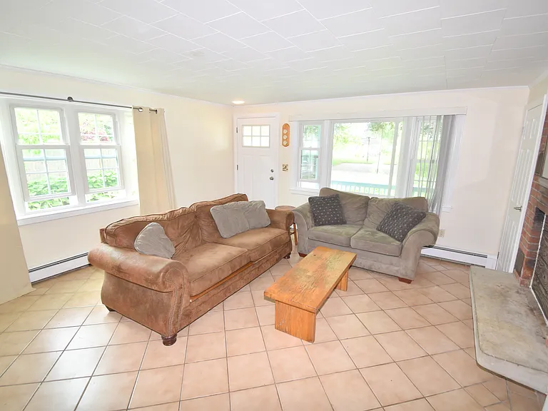 64 Hemlock Ave — Photo 8
