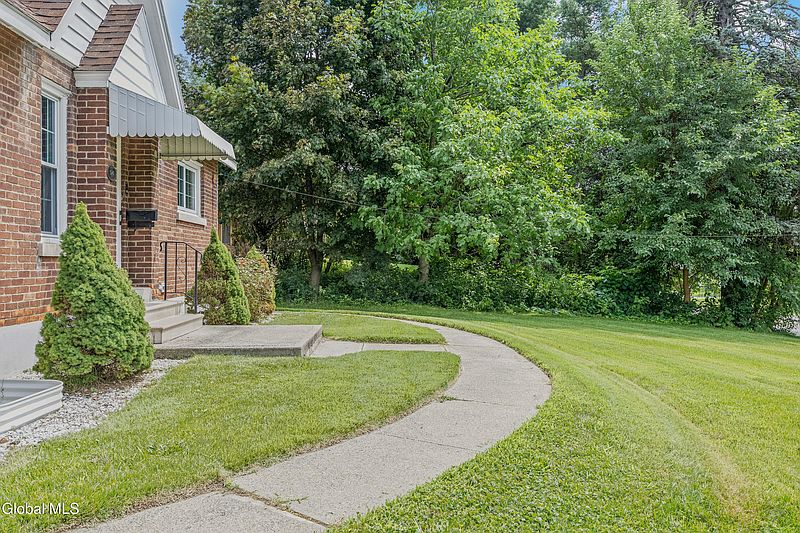 3rd image of 131 Shaker Road