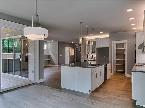 5 bed, 3080 sqft, $5,249 — Photo 3