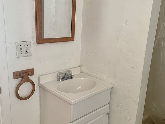 4th image of 900 Owens St APT 1