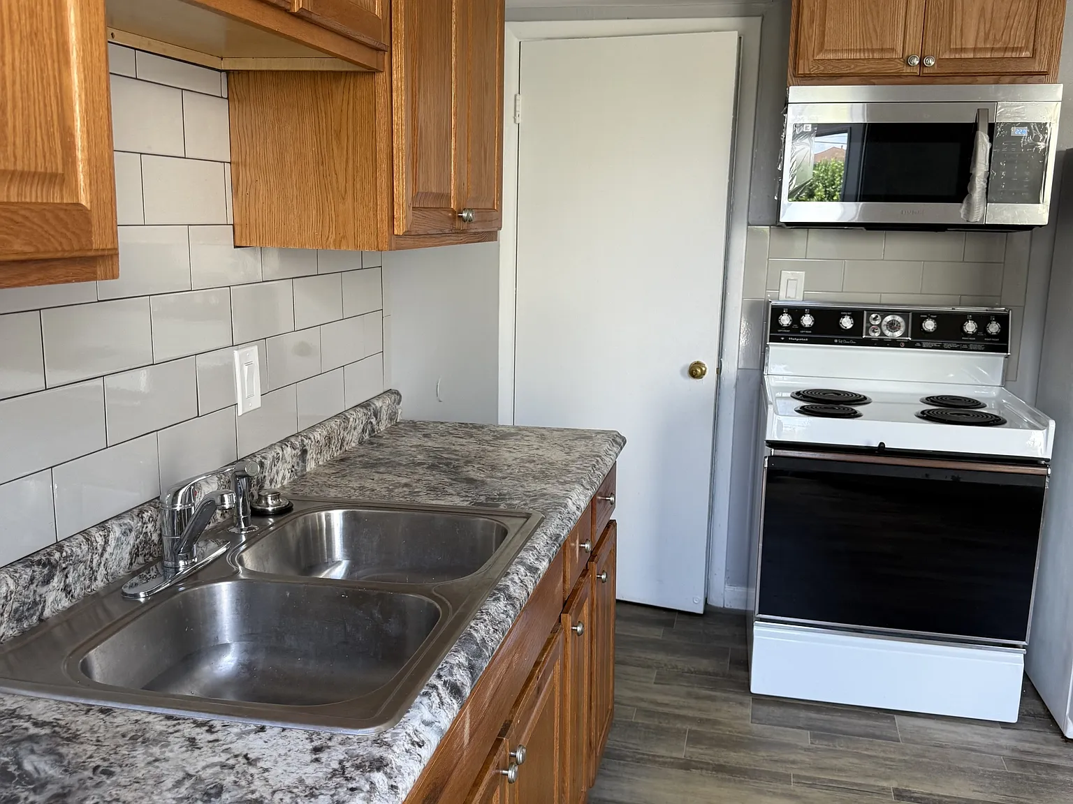 905 North Meadows Court - C — Photo 4