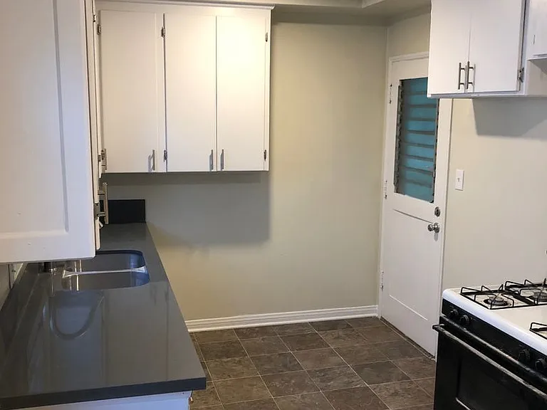 621 Midvale Avenue — Photo 29