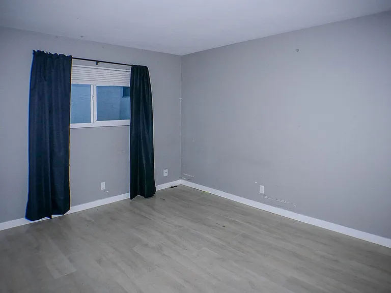 4474 Winona Ave — Photo 10