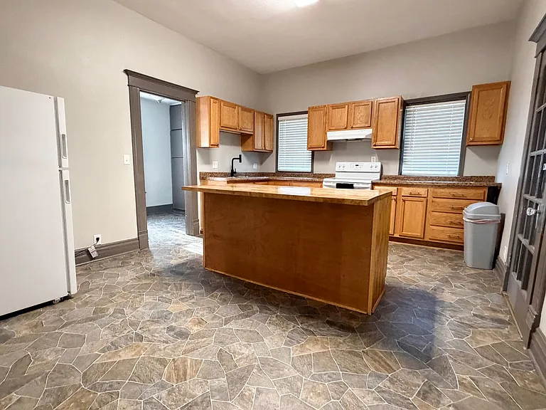 913 W Montgomery St — Photo 11