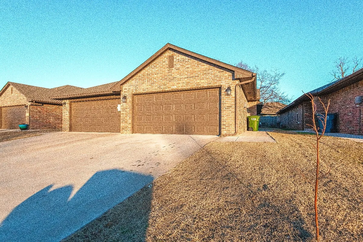 3 bed, 2.0 bath, 1216 sqft, $1,495 — Photo 1
