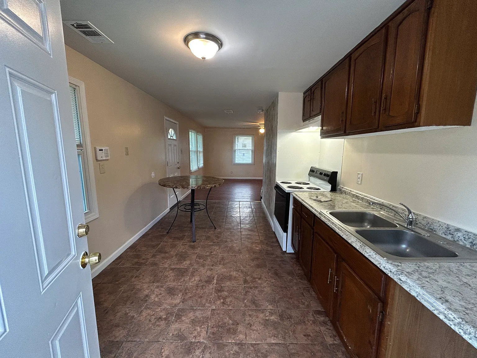 3 bed, 1030 sqft, $1,550 — Photo 2