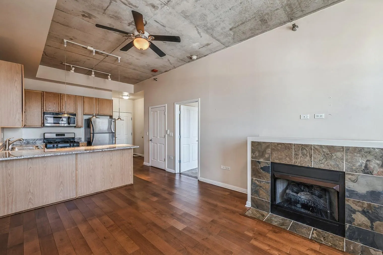 1 bed, 750 sqft, $2,100 — Photo 2