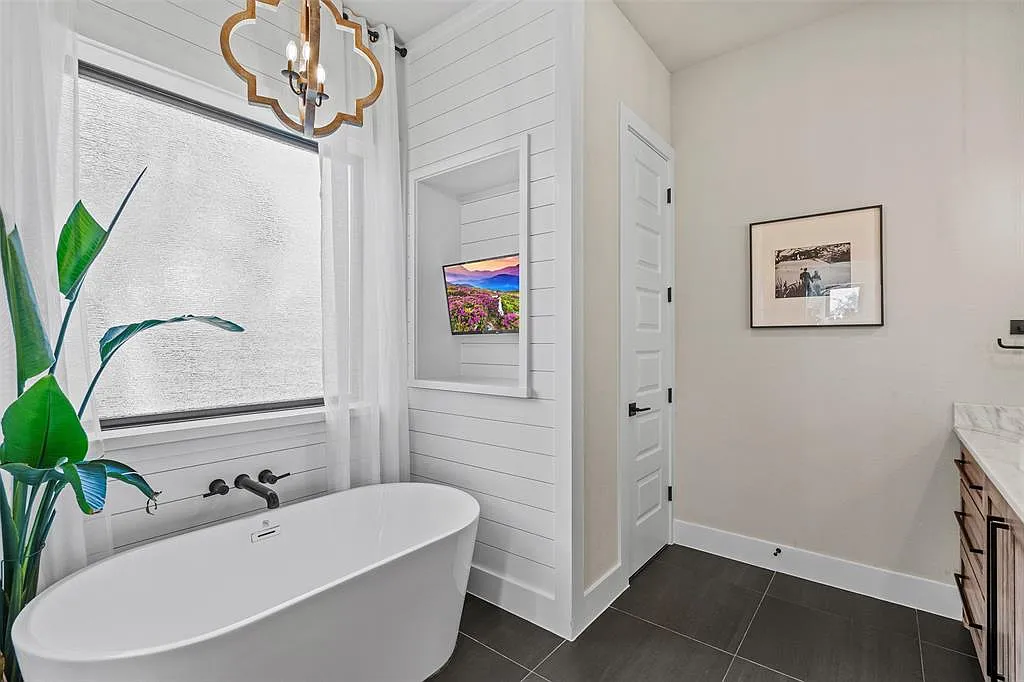 4 bed, 3779 sqft, $6,300 — Photo 4