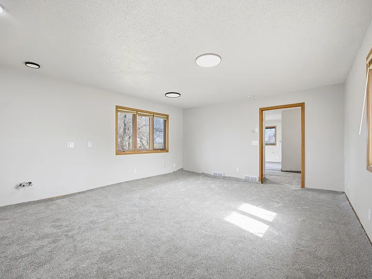 609 Lily Ln — Photo 8
