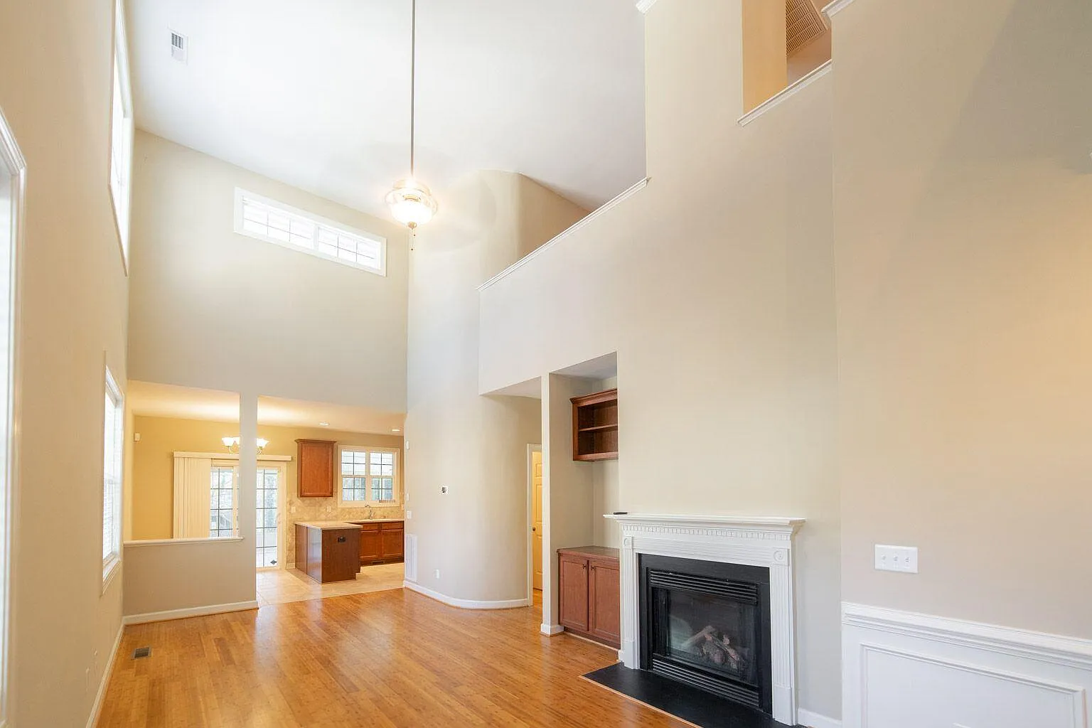 3 bed, 2.5 bath, 1852 sqft, $2,100 — Photo 3