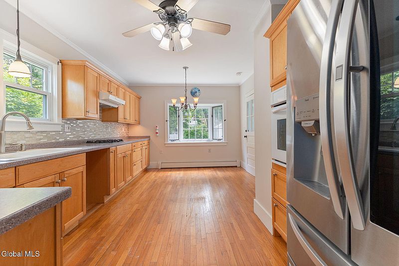 5th image of 1476 Regent Street