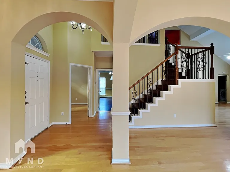 102 Elm Fork Dr — Photo 2