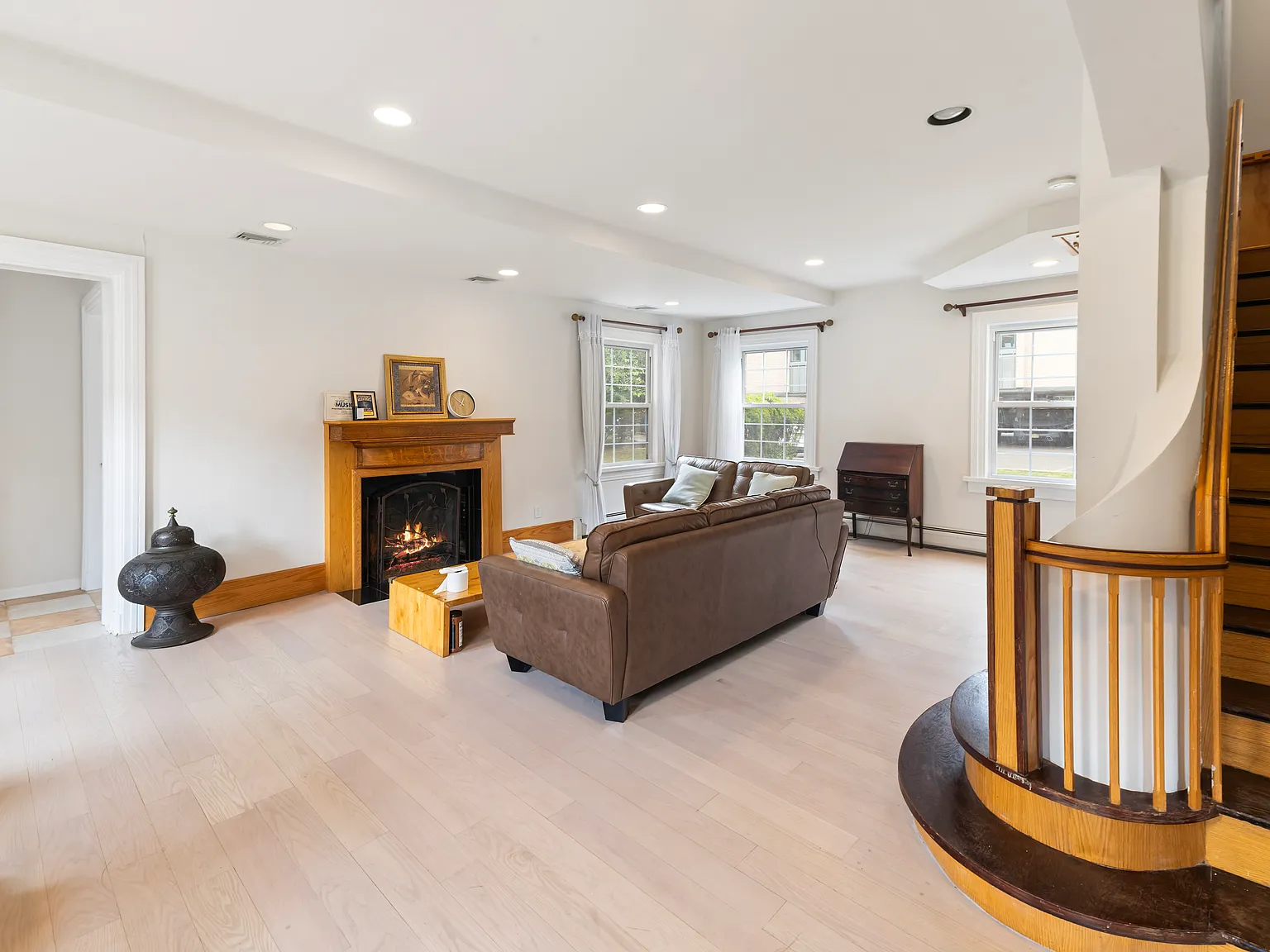 5 bed, 1.5 bath, 3500 sqft, $5,900 — Photo 2