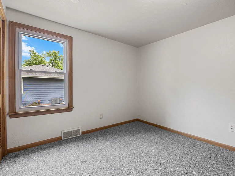 3401 Seneca Ave — Photo 11
