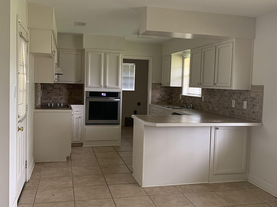 2nd image of 9776 Yellowstone Ave