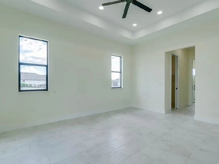 141 SW 37th Pl — Photo 17