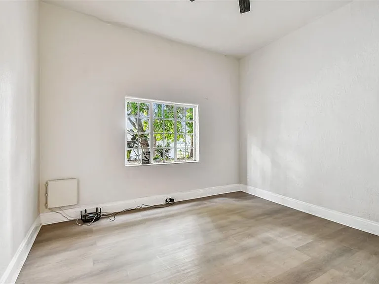2102 W La Salle St — Photo 47