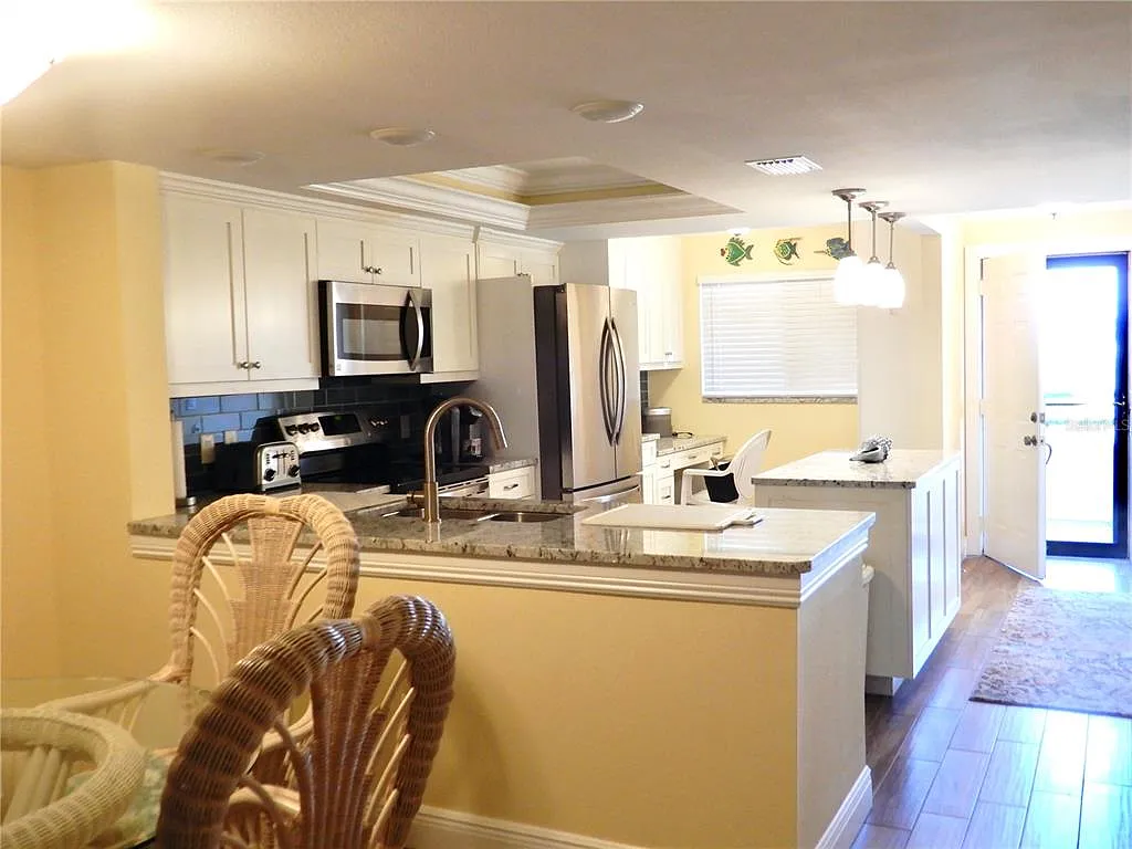 2 bed, 2.0 bath, 1040 sqft, $3,300 — Photo 2