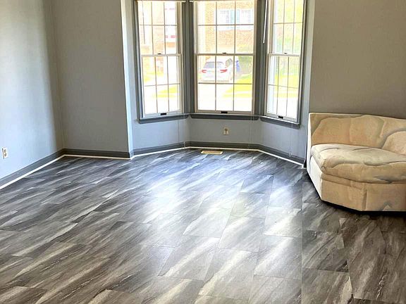 4th image of 924 Buckland Pl