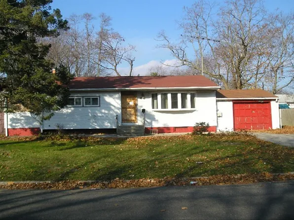 49 E Locust St, Central Islip, NY 11722