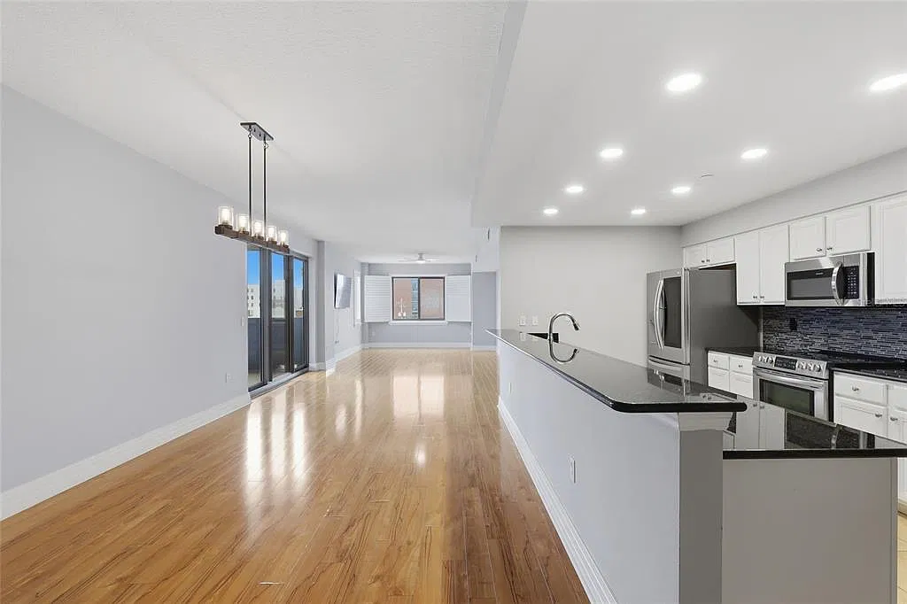 2 bed, 2.5 bath, 1970 sqft, $4,200 — Photo 3