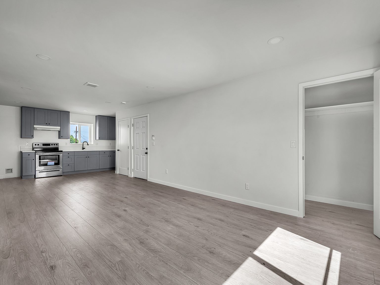 愛　2点 2313 1/2 Rogers Ave #A, Los Angeles, CA 90023 | Zillow
