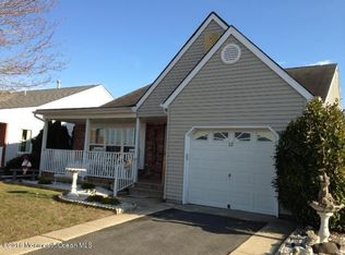 12 Sandhurst Ct, Toms River, NJ 08757
