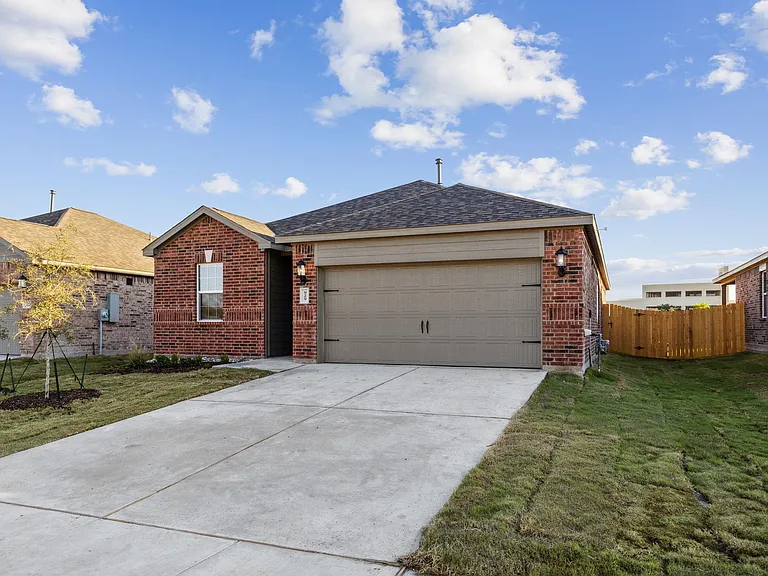 929 Emerson Dr — Photo 2